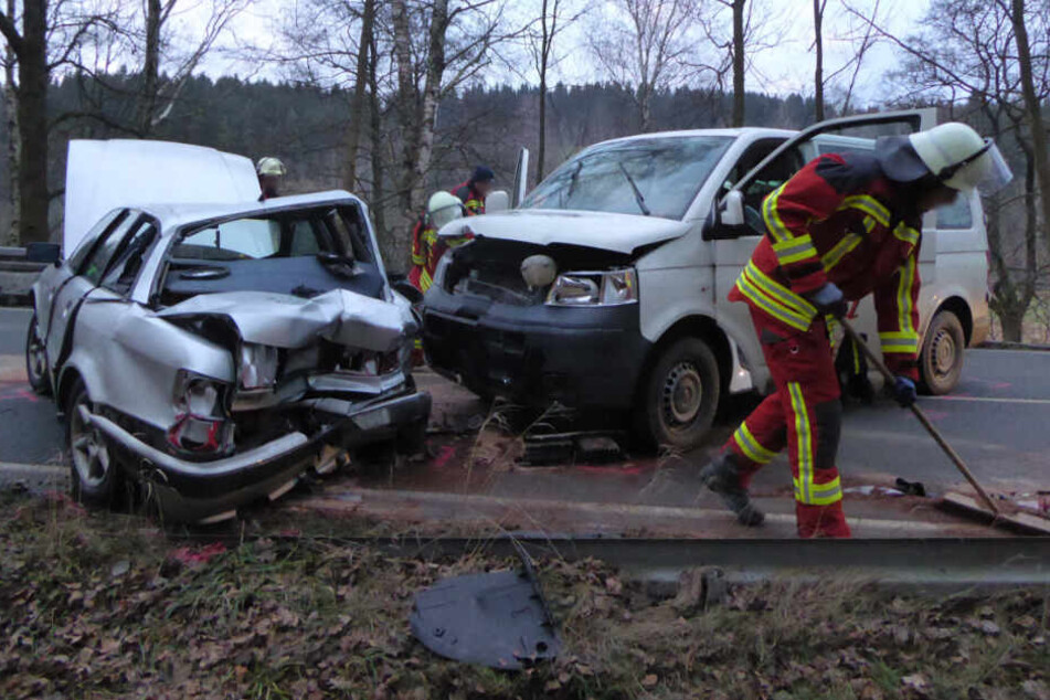 Fünf Personen wurden bei dem Unfall auf der B283 verletzt.