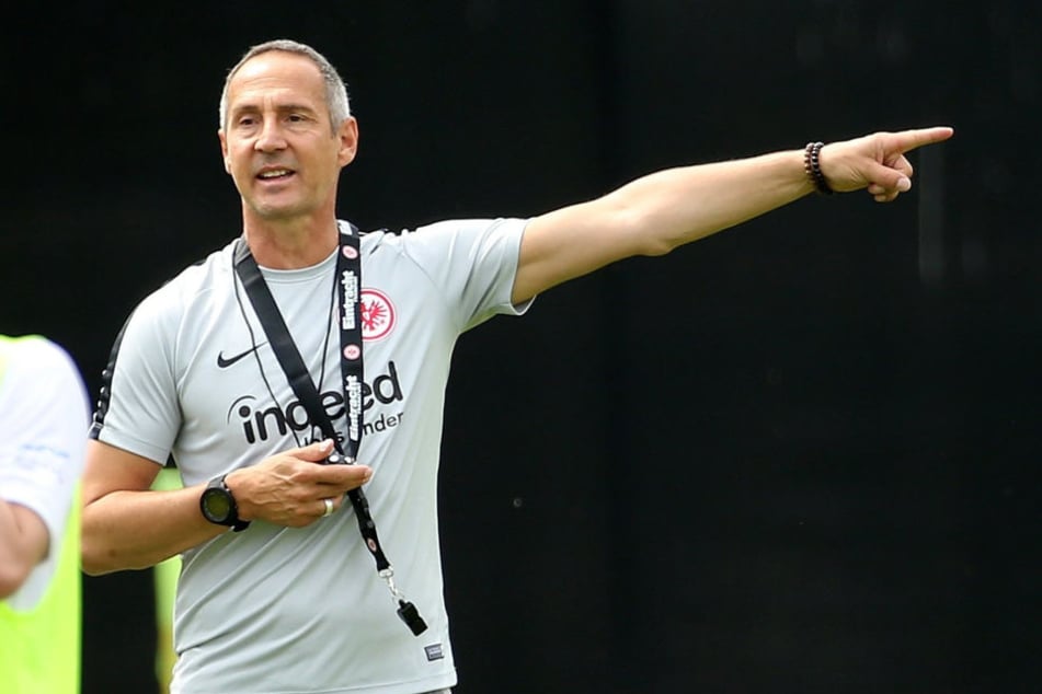 Die Eintracht-Verantwortlichen sind mit der Leistung von Eintracht-Trainer Adi Hütter zufrieden.