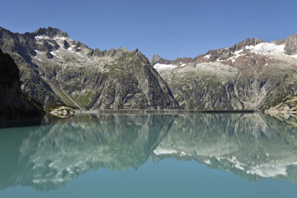 In den Schweizer Alpen wurden bei einem Steinschlag sechs Menschen verletzt.