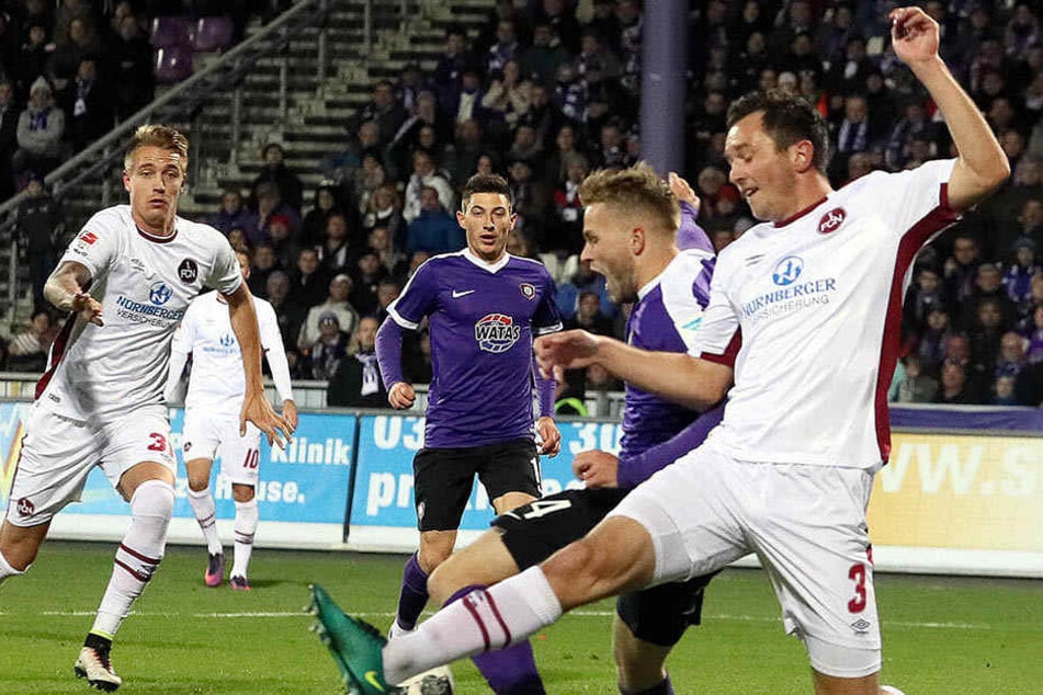 Pascal Köpke (2.vr.) im letzten Heimspiel gegen Nürnberg im November 2016. Er behauptet den Ball vor Even Hovland - trotzdem verlor Aue mit 1:2.
