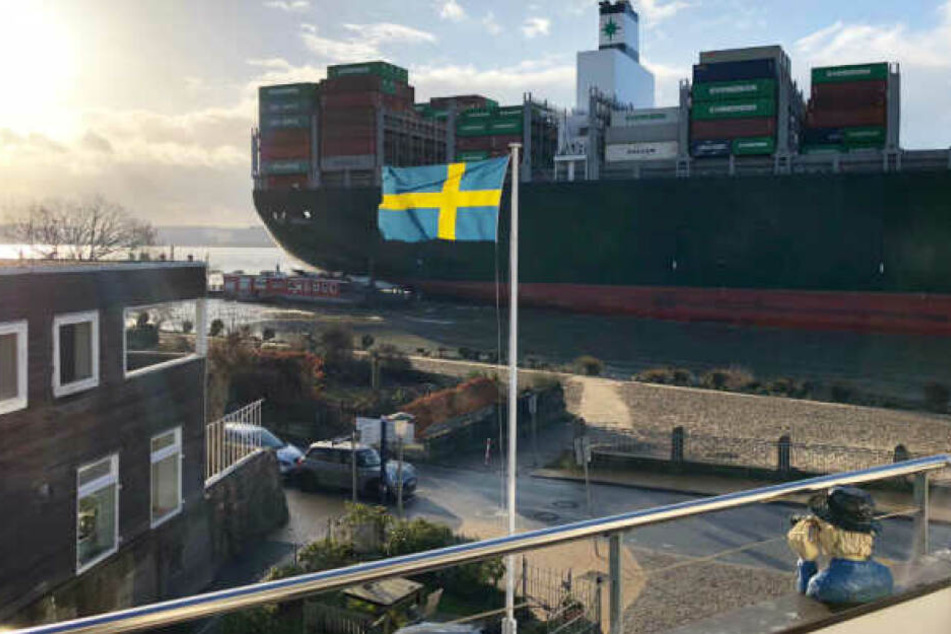 Das Containerschiff rammt im Vorbeifahren die Fähre am Anleger.