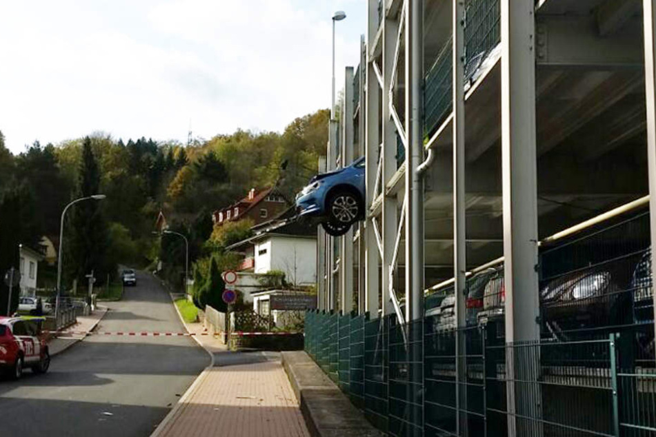 Eingeparkt mit Ausblick hat eine Frau bei Bad Hersfeld.