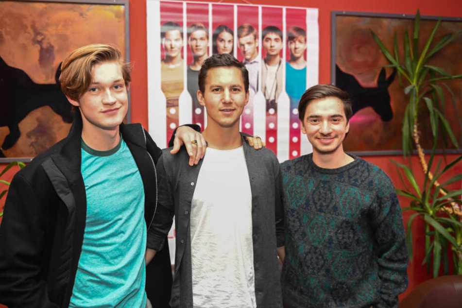 "Club der roten Bänder"-Stars Damian Hardung (l.), Tim Oliver Schultz (M.) und Ivo Kortlang (r.) besuchten am Sonntag das UCI in Dresden.