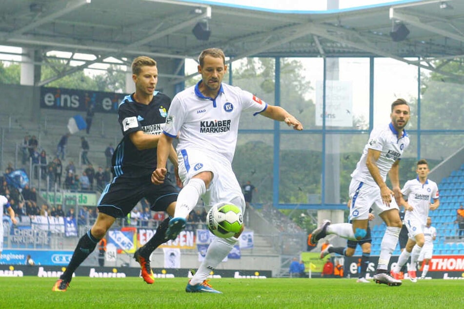 Anton Fink schirmt den Ball ab. Der Ex-CFC-Torjäger erfreute sich bei seiner Rückkehr einer stetigen Bewachung - wie hier durch Marcus Mlynikowski.