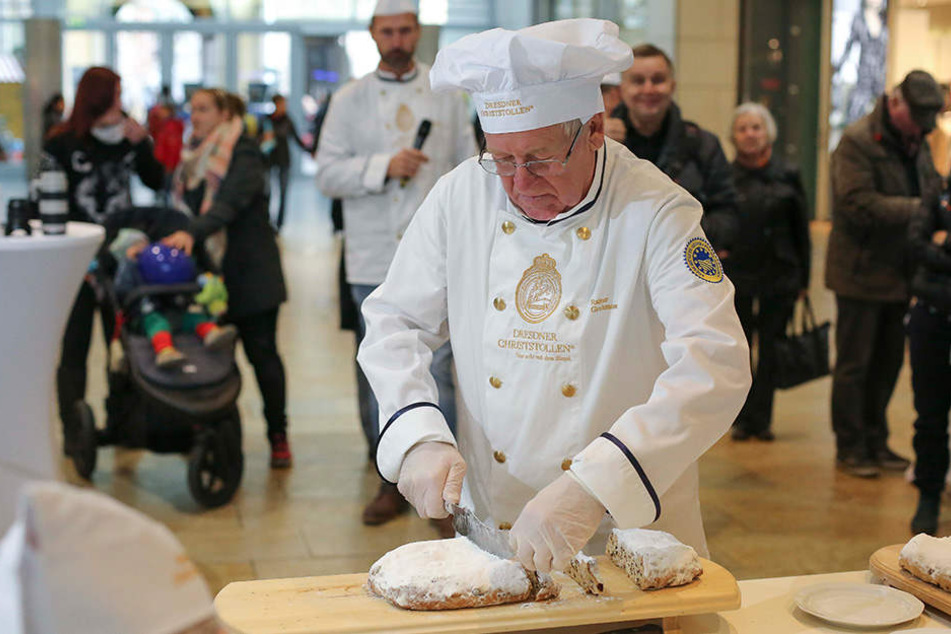 Bäckermeister Rainer Grohmann
schneidet die „Prüflinge“ in Scheiben.