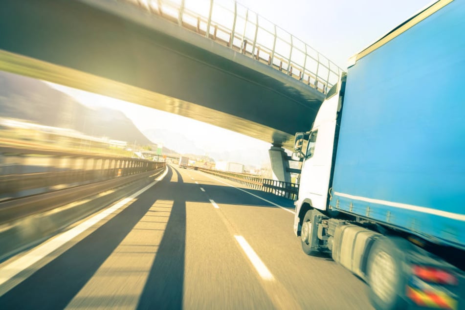 Nachdem der Lkw-Fahrer angehalten wurde, ergab der Alkoholtest einen enorm hohen Wert (Symbolbild).