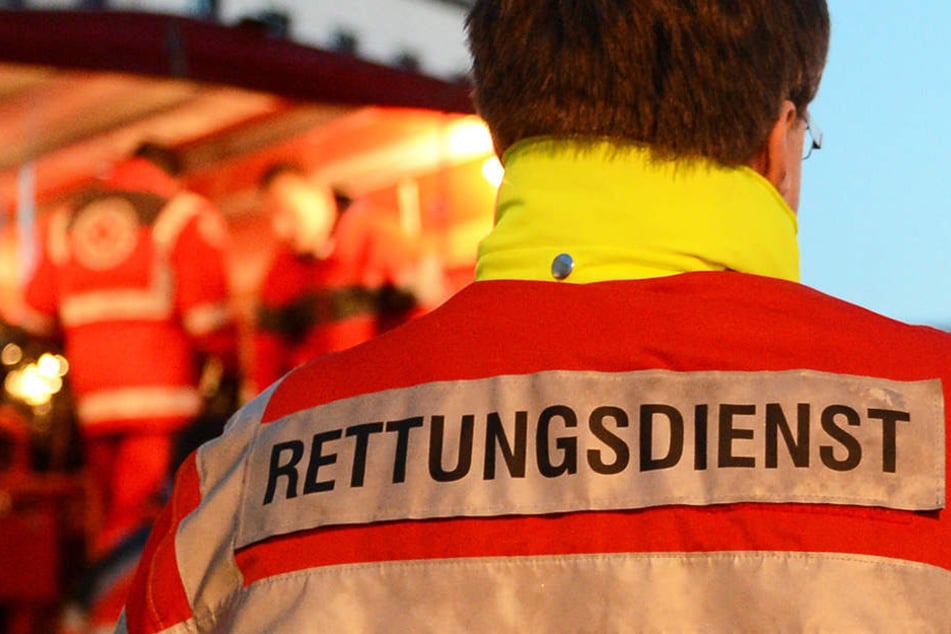Der Sanitäter musste verletzt ins Krankenhaus gebracht werden. (Symbolbild)