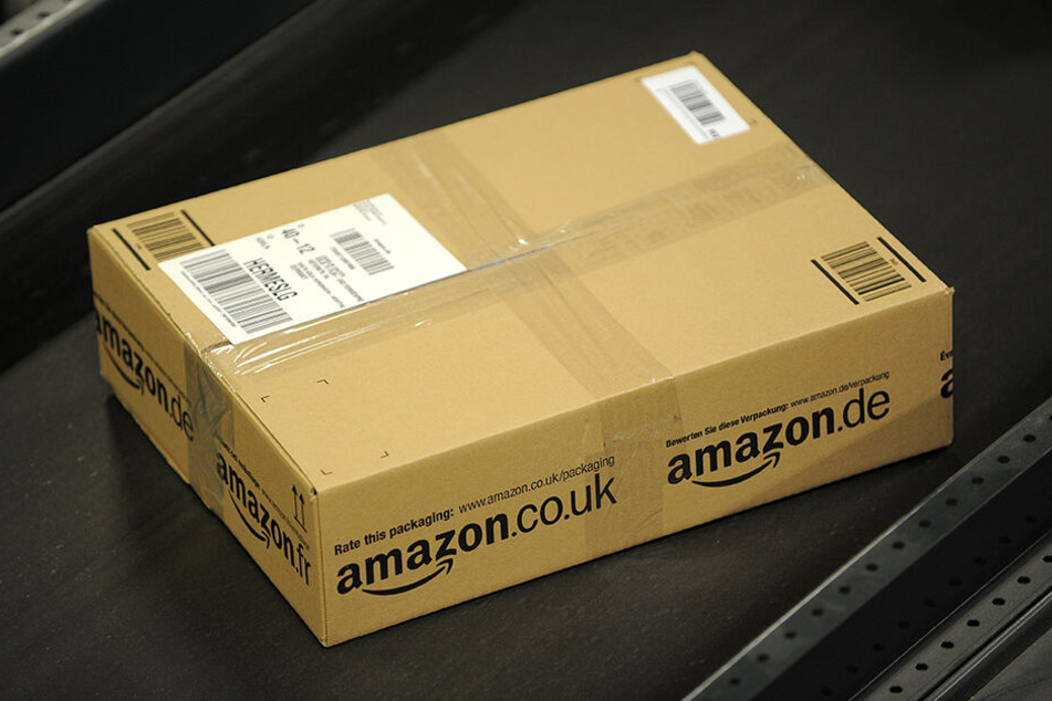 Ist das die Zukunft? Der Online-Versandhändler Amazon lässt einen Gehweg-Roboter Pakete ausliefern.