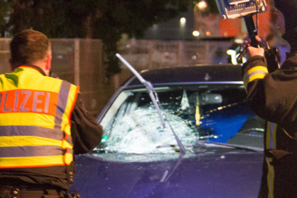 Die Unfallstelle sowie der Unfallwagen wurde genauestens untersucht und ausgeleuchtet.