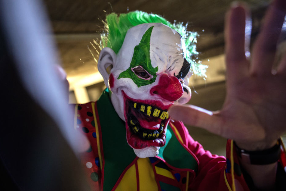 Ein Mann verkleidet als Horror-Clown. (Symbolbild.)