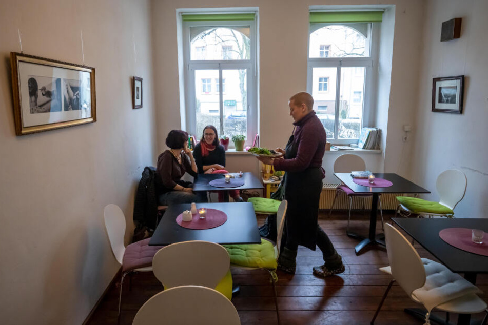 Im Bistro serviert Ina Hoyer selbstgemachte bio-vegane Köstlichkeiten.