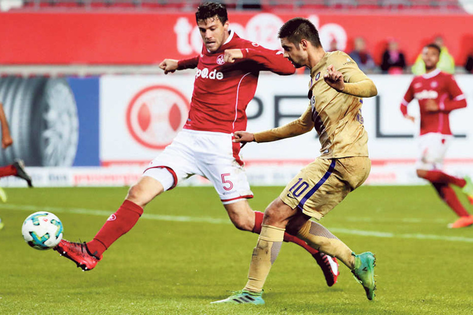 Am 19. September gewann Dimitrij Nazarov
(vorn) mit Aue in Kaiserslautern 2:0. Jetzt
kehrt er mit der Nationalmannschaft Aserbaidschans
zurück.