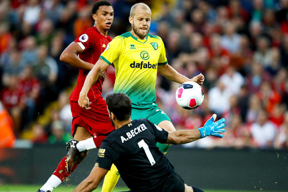 Teemu Pukki (M.) mal ganz menschlich: Hier scheitert der sonst so eiskalte Torjäger an Liverpool-Keeper Alisson Becker.