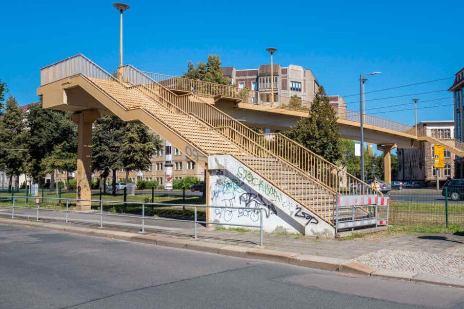 Ab Oktober soll die Fußgängerbrücke über die Albertstraße abgerissen
werden.