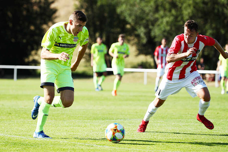 Marius Hauptmann (l.) zieht im Testspiel gegen Zizkov an Philip Tvakoh vorbei.