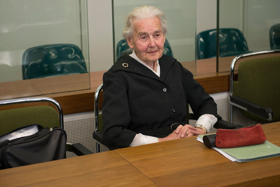 Ursula Haverbeck sitzt im Amtsgericht Tiergarten in einem Gerichtssaal. Die 88 Jahre alte Angeklagte muß sich wegen Volksverhetzung verantworten.