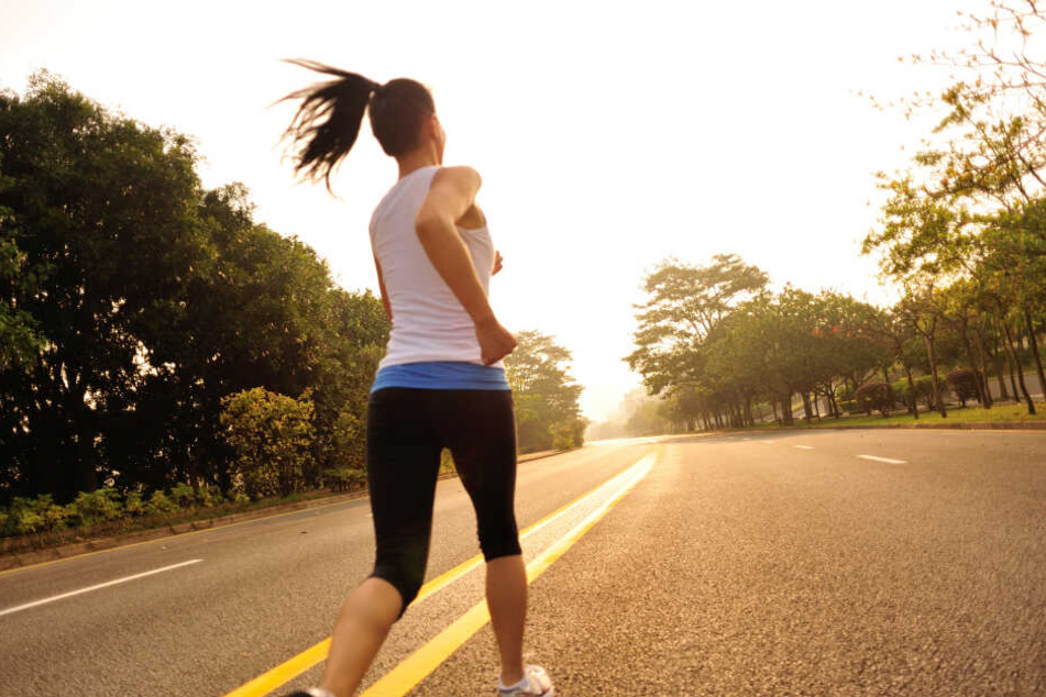 Ein Exhibitionist hat eine Joggerin in Düsseldorf belästigt. (Symbolbild)