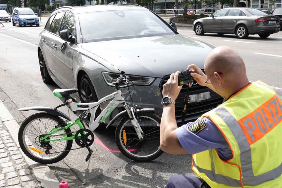Ein Mädchen wollte die Straße mit dem Fahrrad überqueren, als sie mit einem Audi kollidierte.