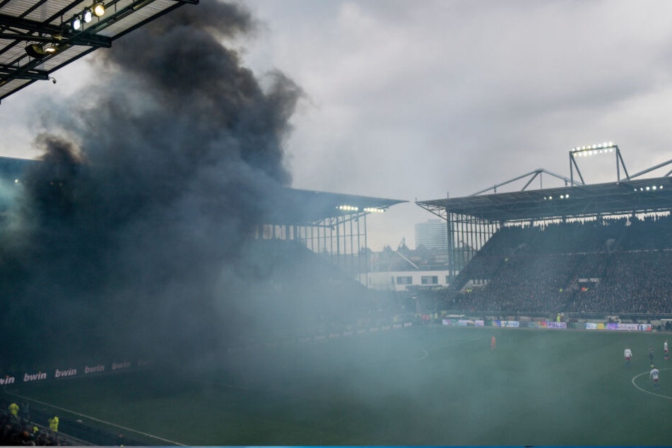 Schwarzer Rauch zog zwischenzeitlich durch das Millerntor-Stadion.