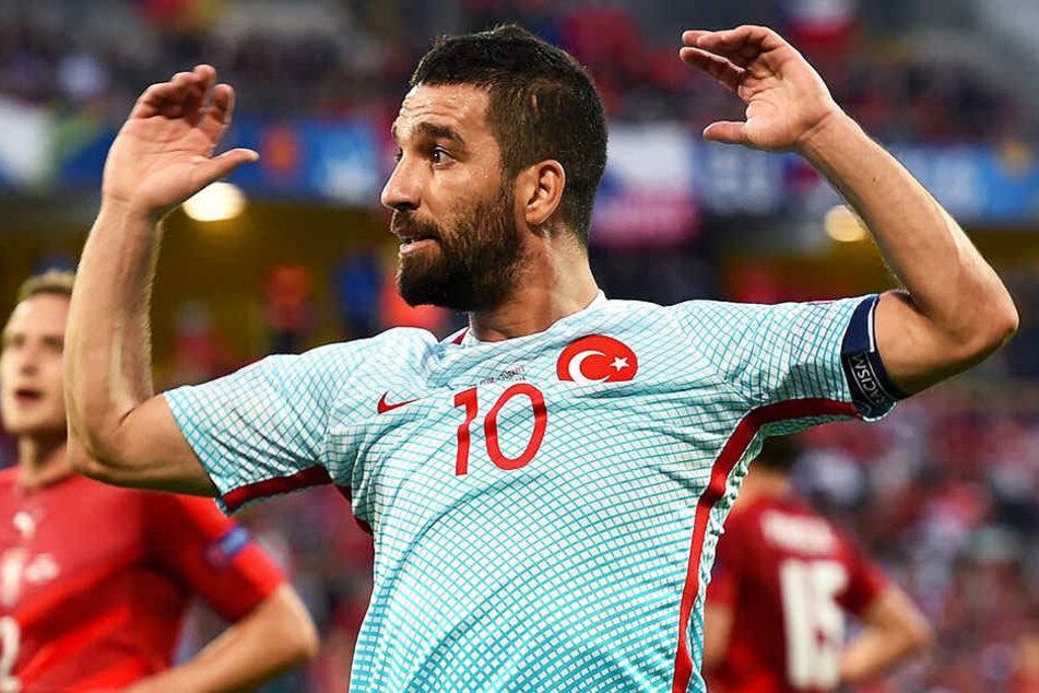 Arda Turan, hier im Trikot der türkischen Nationalmannschaft, muss eine lange Zeit ohne Fußball auskommen.