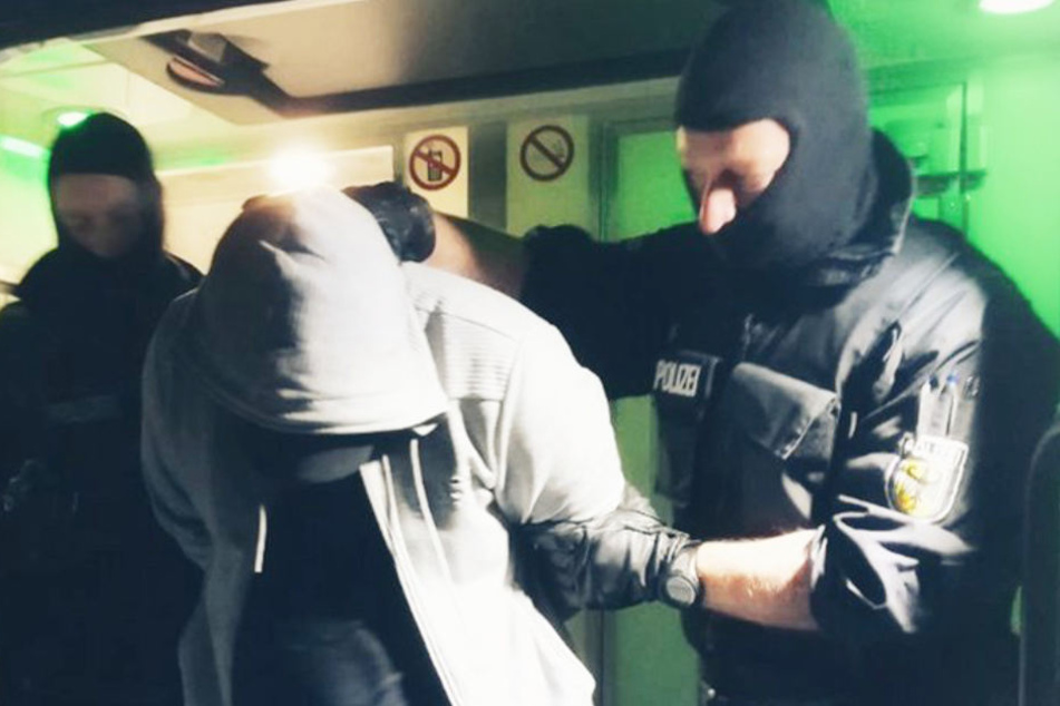 In Hamburg nahm die Bundespolizei drei mutmaßliche Haupttäter fest.