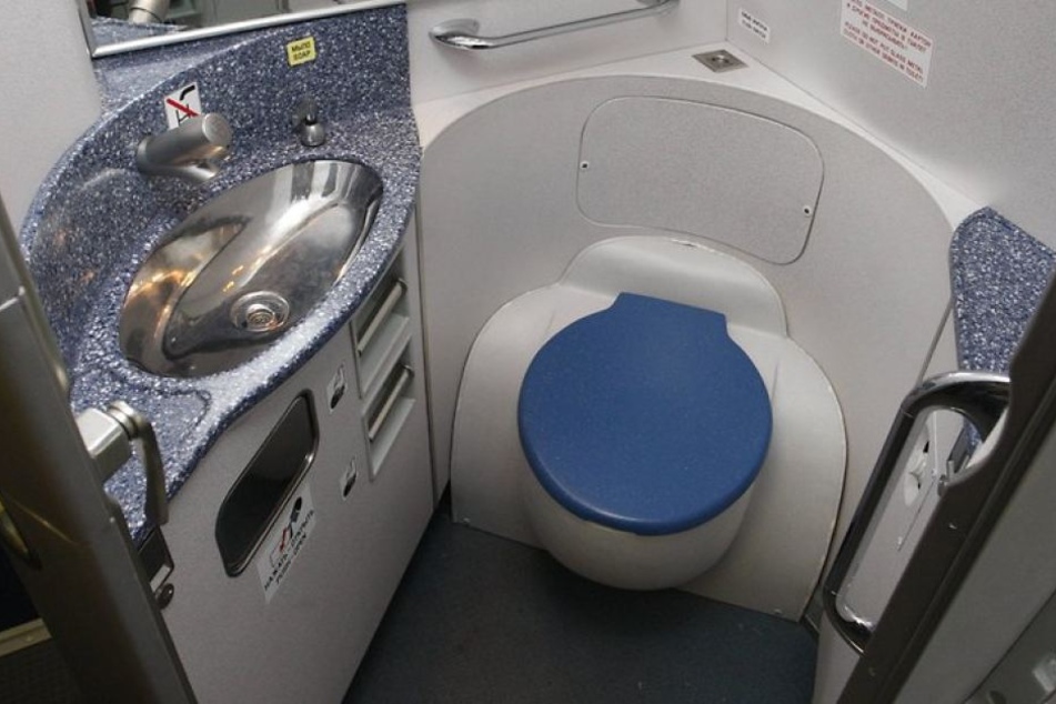 Die Toilette explodierte nach Angaben der Frau direkt vor ihr, sodass sie mit allerlei ekligen Dingen bespritzt wurde. (Symbolbild)