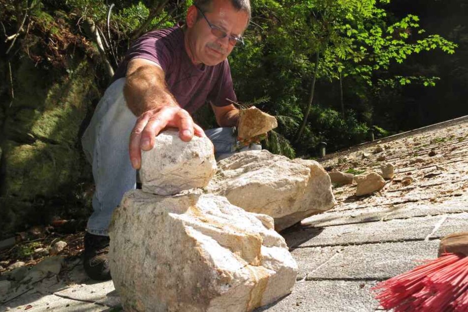 Kein guter Start in den Tag: Amselbauden-Wirt Uwe Knaak (57) musste Donnerstag Gesteinsbrocken aufsammeln.