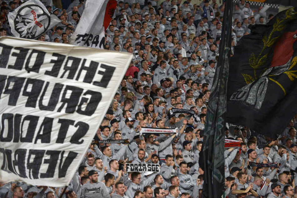 Ganz in grau: Rund 5000 Fans feuerten ihre Mannschaft in Nikosia an.