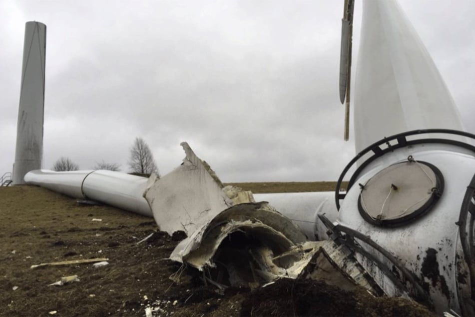 Warum das knapp 100 Meter hohe Windrat umkippte, ist noch unklar.