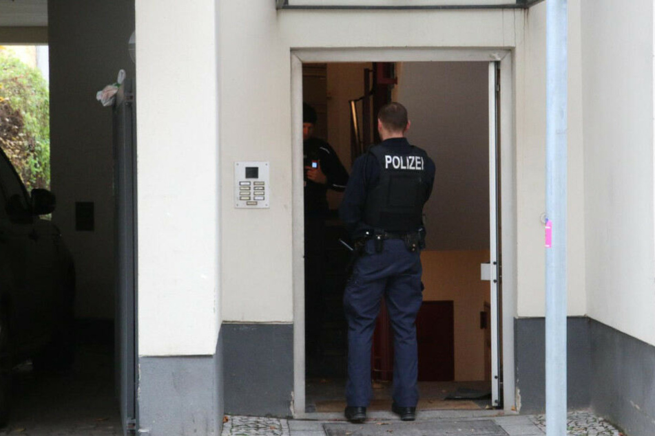 Polizisten am Hauseingang.