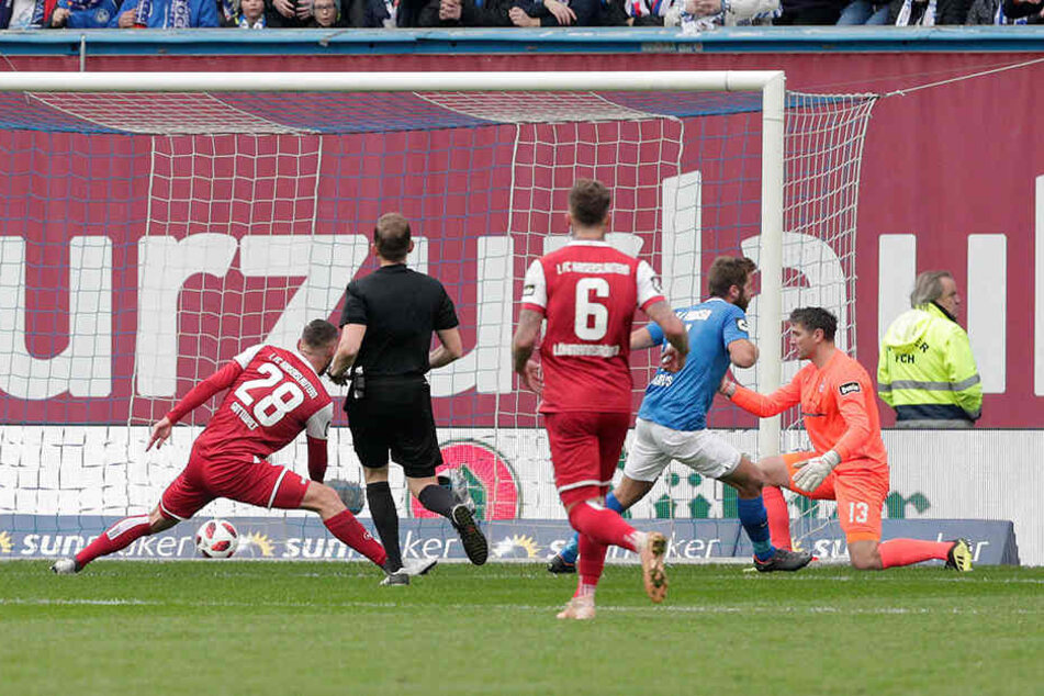 Rostocks Marco Königs (Zweiter von rechts) dreht jubelnd nach seinem 1:1 ab.