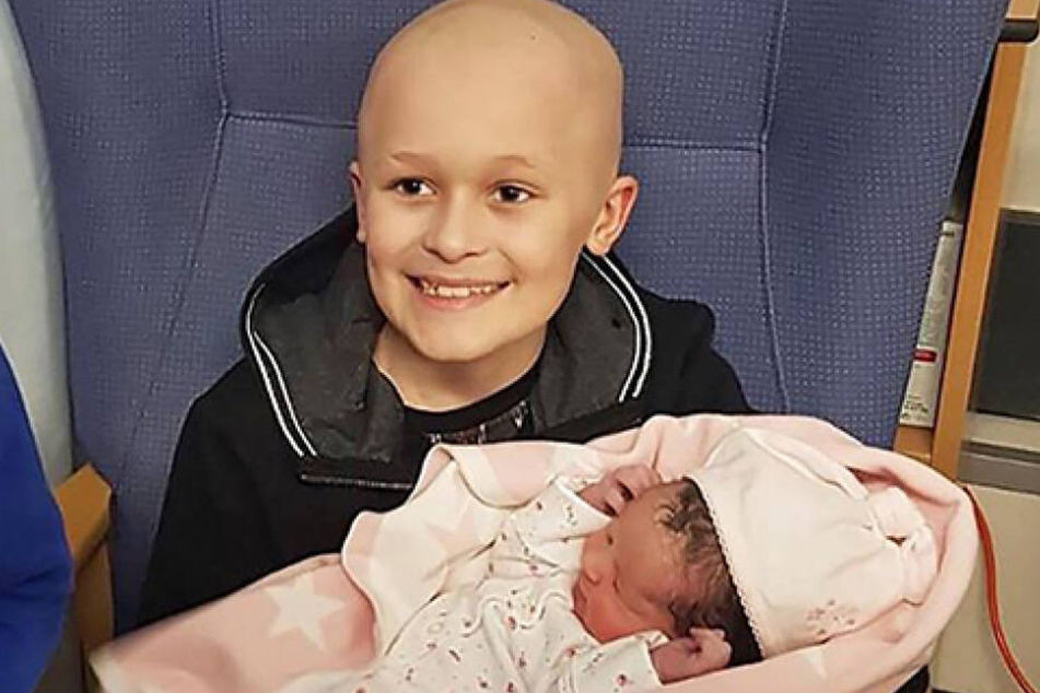 Der neunjährige Bailey Cooper konnte seine Schwester noch im Arm halten. Kurz darauf erlag er seinem Krebsleiden.