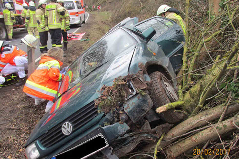Der VW Polo ist komplett zerstört. Es entstand wirtschaftlicher Totalschaden.