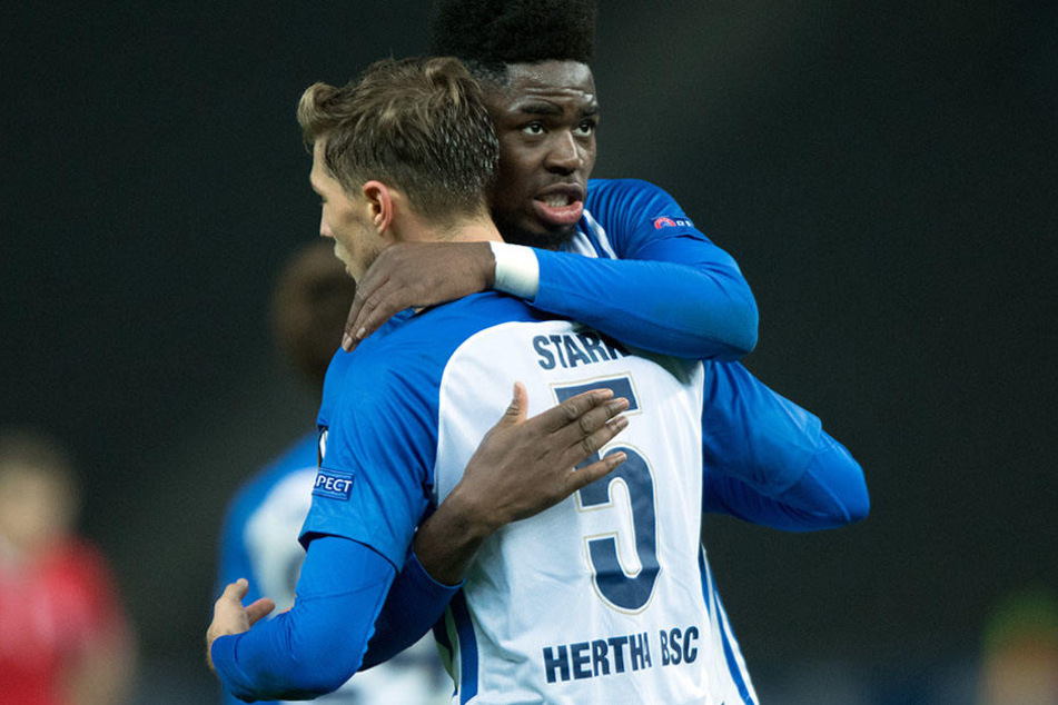 Jordan Torunarigha beglückwünscht seinen Abwehrkollegen Niklas Stark.