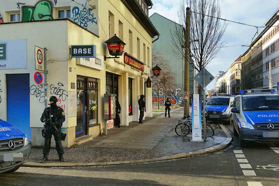Die Maschinenpistole im Anschlag stehen die Polizisten auf dem Problemkiez, während ihre Kollegen in Zockerbuden und Shisha-Bars nach Drogen und illegalen Spielgeräten suchen.