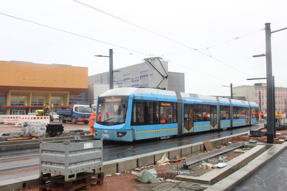 Bei der Testfahrt ist die erste Straßenbahn am Uni-Campus angekommen.