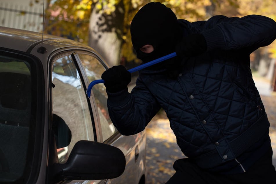Der Täter nutzte die kurze Abwesenheit der Männer und schlug eine Scheibe des Fahrzeugs ein (Symbolbild).