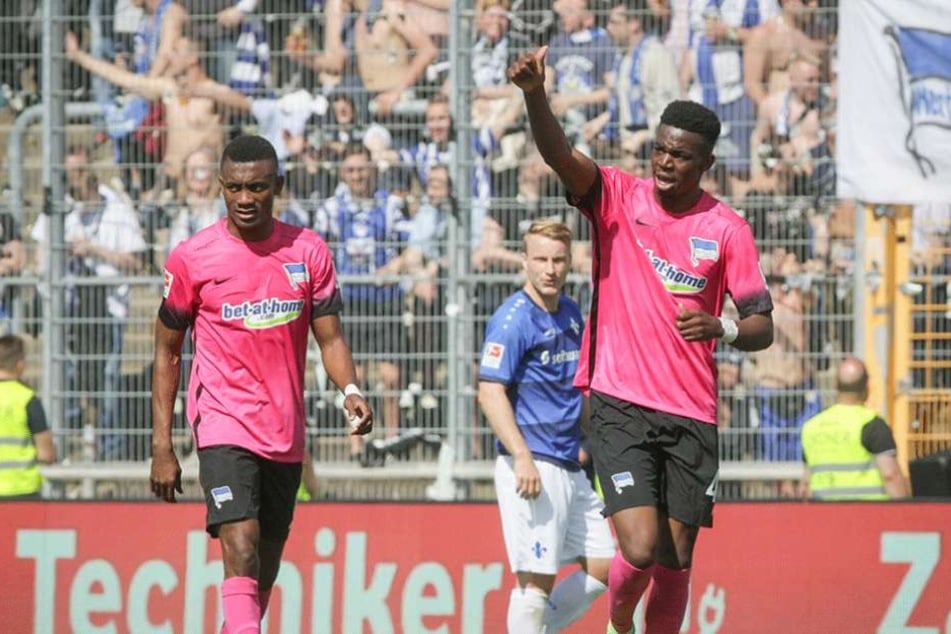 Jordan Torunarigha (r) jubelt in Richtung Trainerbank, nachdem er das 0:2 erzielte.