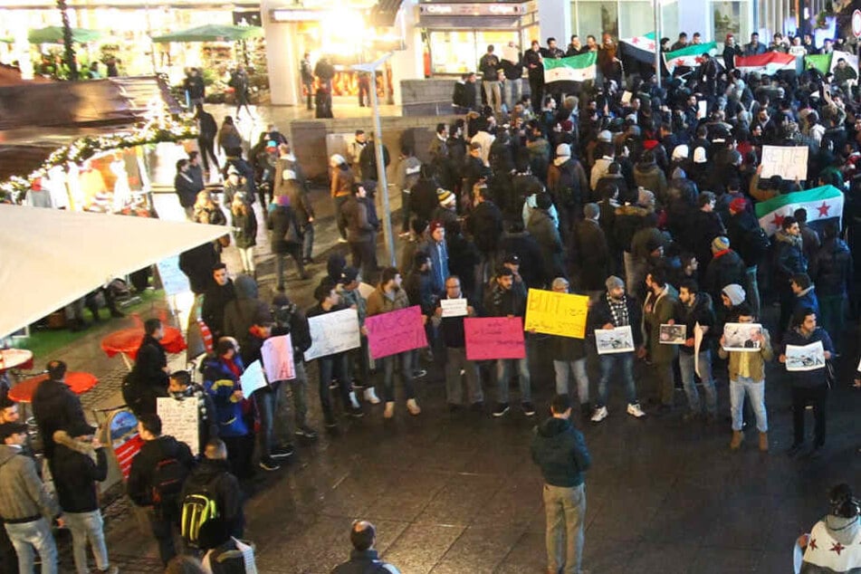 Etwa 350 Menschen protestierten in der Prager Straße in Dresden gegen die Zerstörung Aleppos.