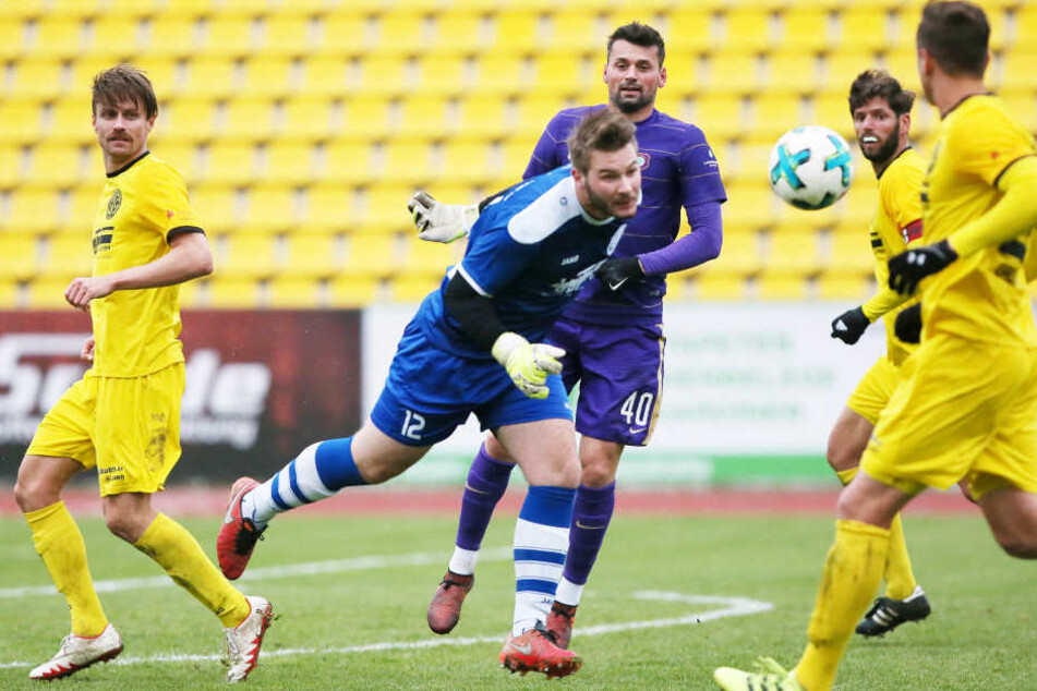 Vor fast leeren Rängen: VFC-Torwart Danilo Dersewski klärt außerhalb des Strafraums.