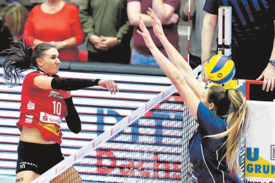 Lena Stigrot schlägt gekonnt gegen Wiesbadens 2,01 m große Jennifer Hamson zu.