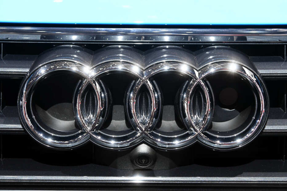 Ein Audi Logo an einem Kühlergrill; in Zukunft will Audi vor allem auf Hybrid und Elektroautos setzten.