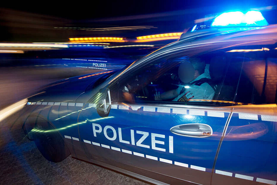Auf einer Kreuzung krachte der Streifenwagen mit dem BMW zusammen (Symbolbild).