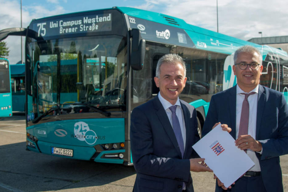 Hier wird der Förderbescheid für die E-Busse überreicht: Peter Feldmann und Tarek Al-Wazir