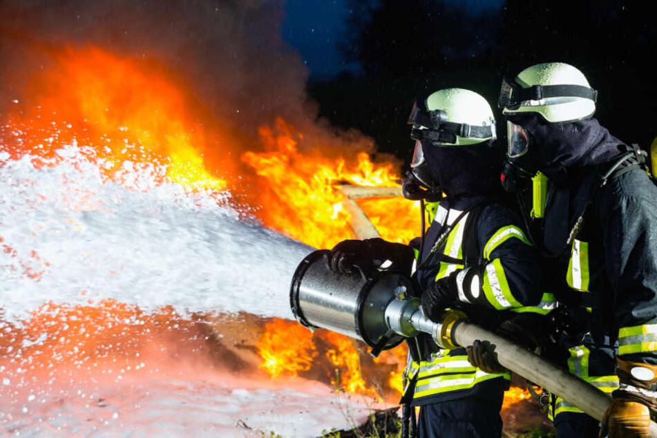 Die Einsatzkräfte der Feuerwehr hatten es mit einem wahren Flammen-Inferno zu tun (Symbolbild).