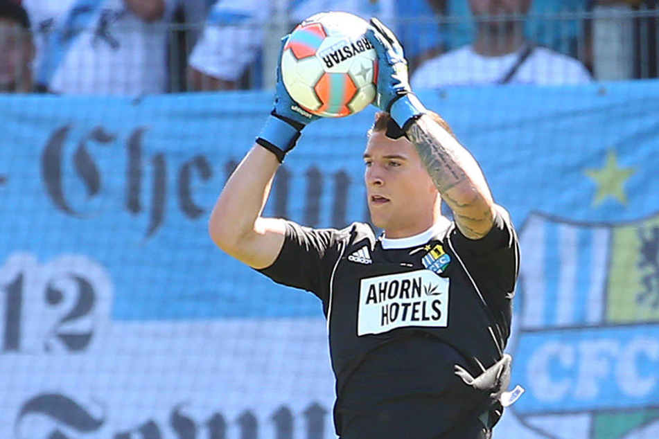Kevin Kunz hält den Ball fest in seinen Händen. Der 25-Jährige ist die klare Nummer 1.