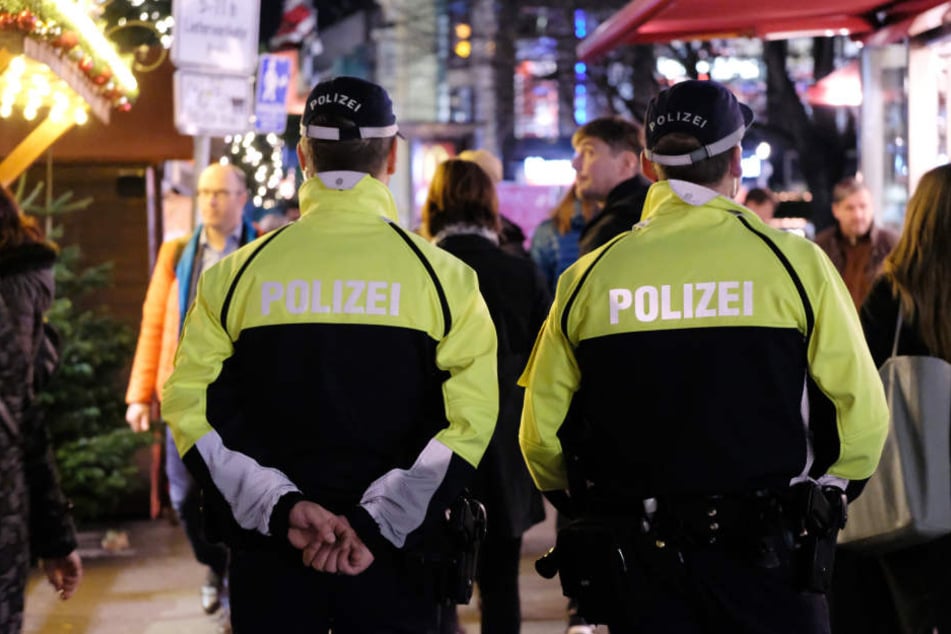 Polizisten am Tag der Eröffnung des Leipziger Weihnachtsmarktes 2016. Dieses Jahr soll es zudem "physische Sperren" geben.