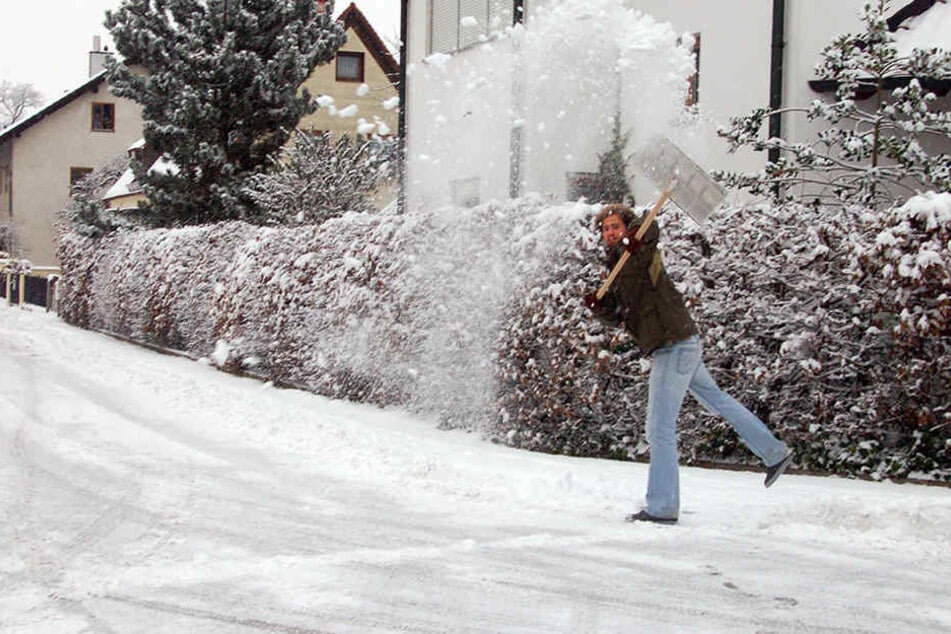 Ein Mann attackierte mit seiner Schneeschippe plötzlich einen Autofahrer. (Symbolbild)