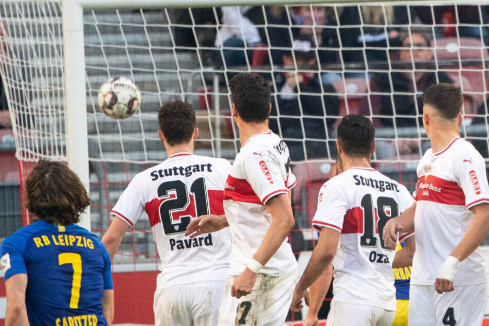 Marcel Sabitzer (l.) trat den Freistoß wunderbar zum zwischenzeitlichen 2:1 ins Tor. Die hochgesprungene Mauer kann nur fassungslos hinterher schauen.