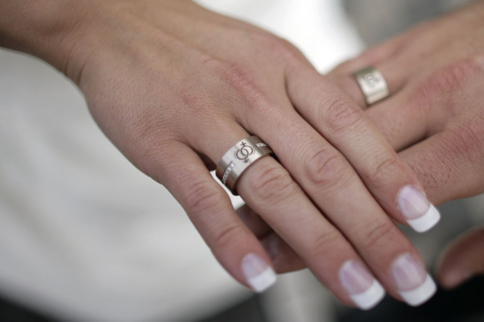 In der Hochzeitsnacht: Polizei wird wegen streitendem Ehepaar alarmiert. (Symbolbild)